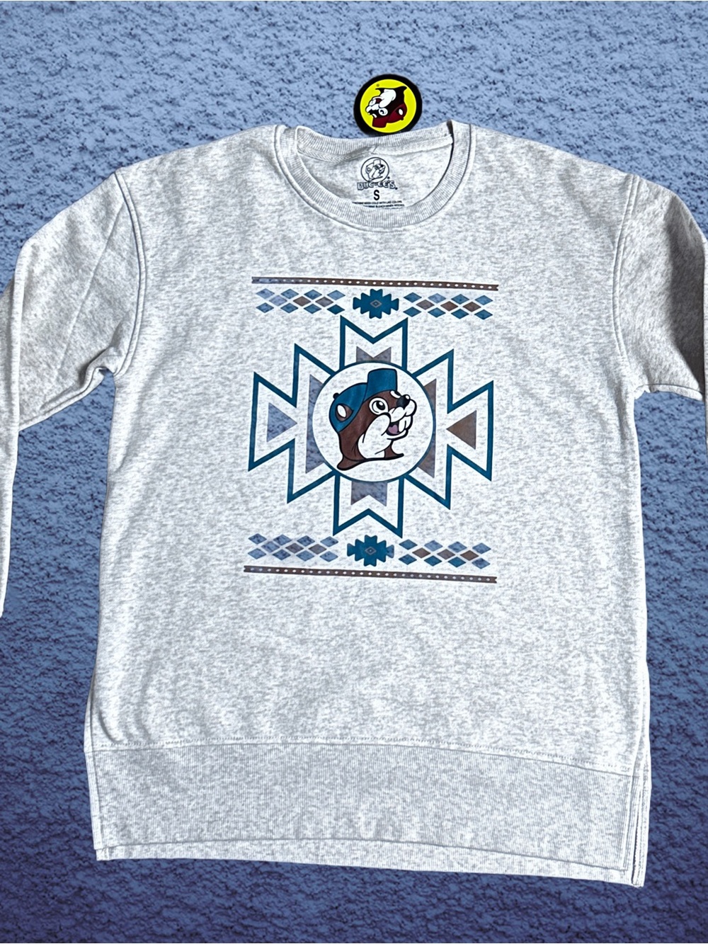 Buc-ee’s ~ Women’s Small ~ Gray W/ Blue Aztec ~ Sweatshirt ~ New